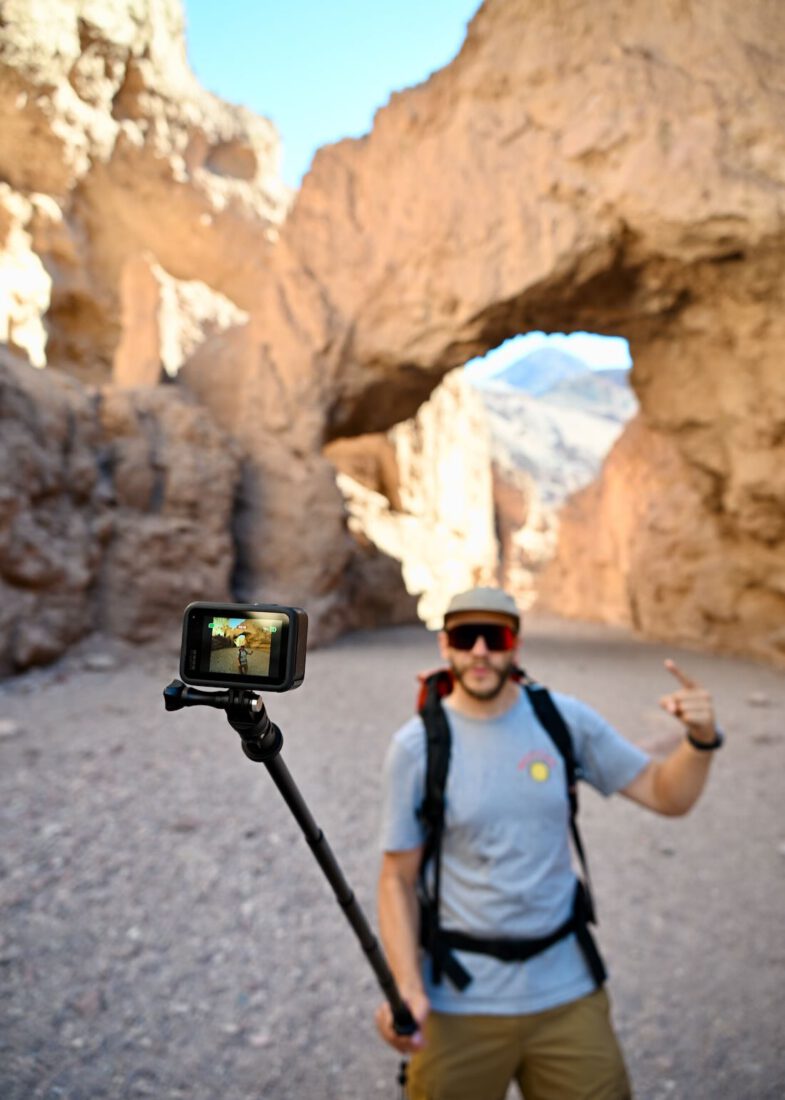 Thomas macht Foto mit GoPro von sich und Natural Bridge im Death Valley