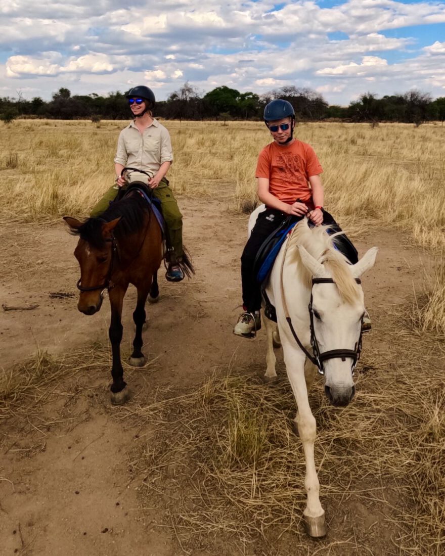 Ben und Melanie reiten mit Pferden vom Midgard von O&L Leisure