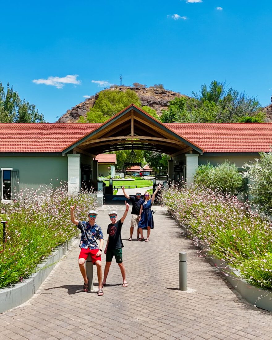 fravely beim Haupteingang vom Midgard von O&L Leisure