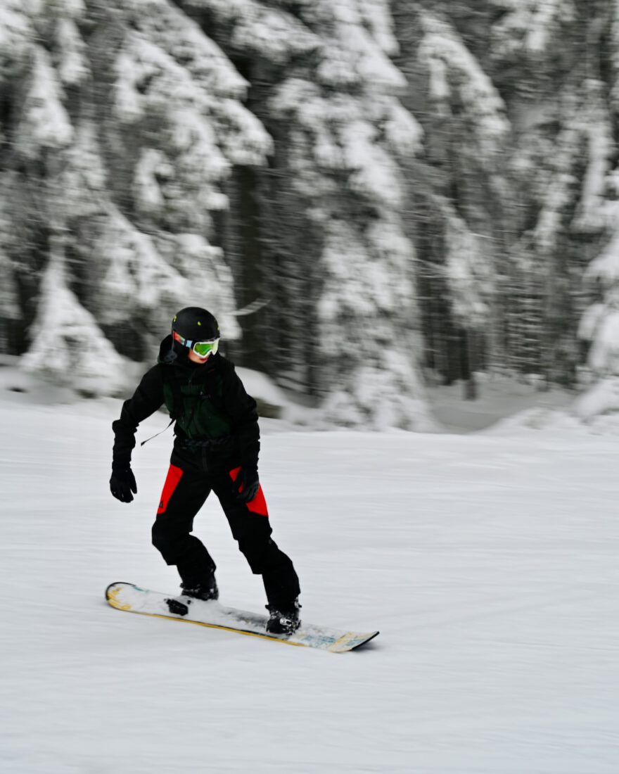 Flo auf dem Snowboard im Fichtelgebirge