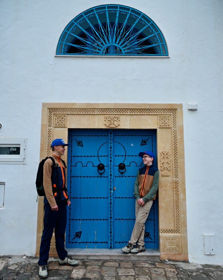 Flo und Ben vor einer blauen Tür in Sidi Bou Said