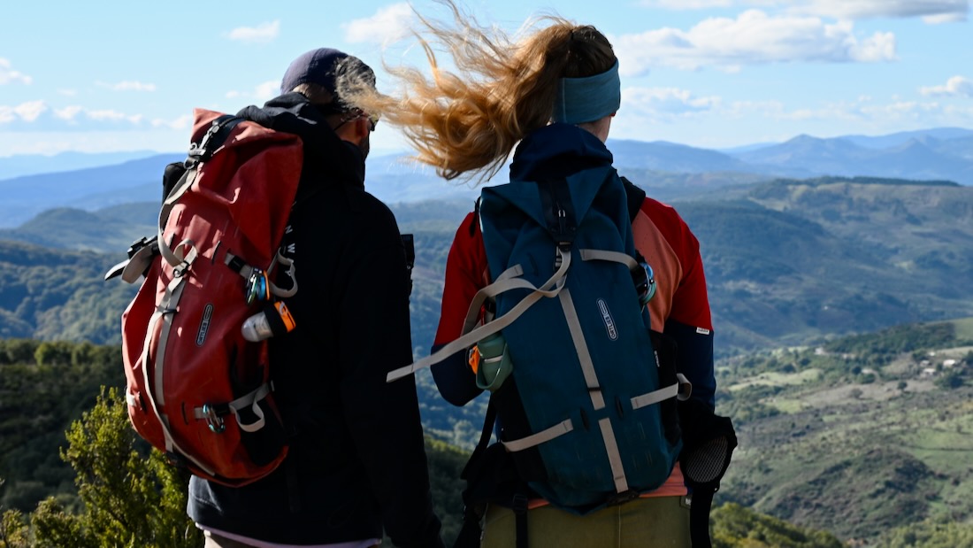 Petzl Tikka Core am Rucksack in der Noctilight Schutzhülle