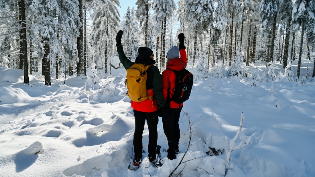 Thomas und Melanie beim Schneeschuhwandern im Fichtelgebirge