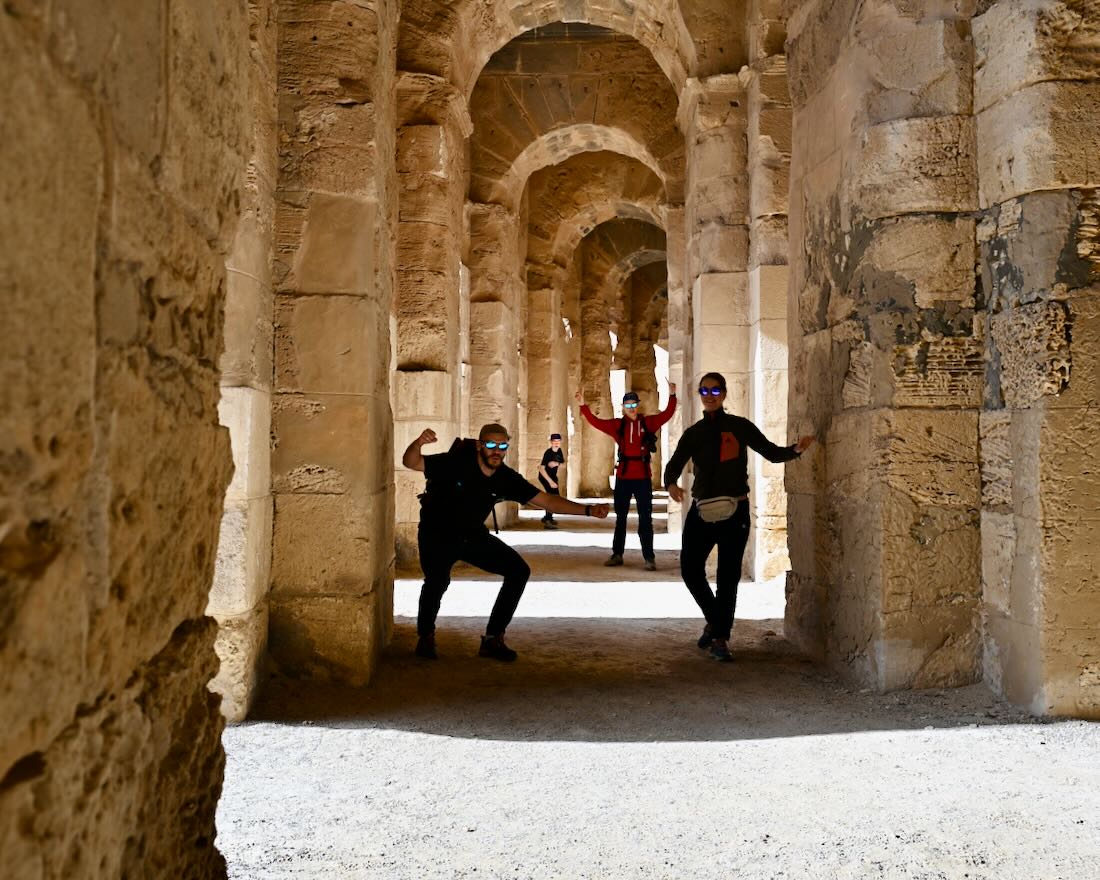 fravely im Kolosseum in El Djem