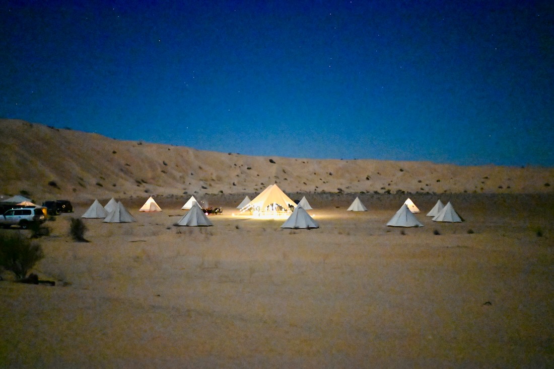 Das Wüstencamp von Bonheur Voyages in der Nacht