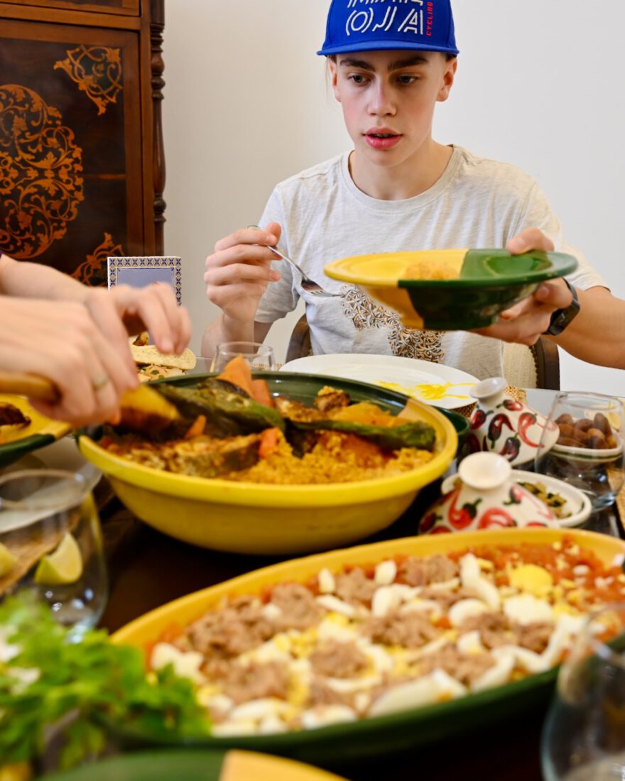 Flo isst das selbst gekochte Essen in Tunis