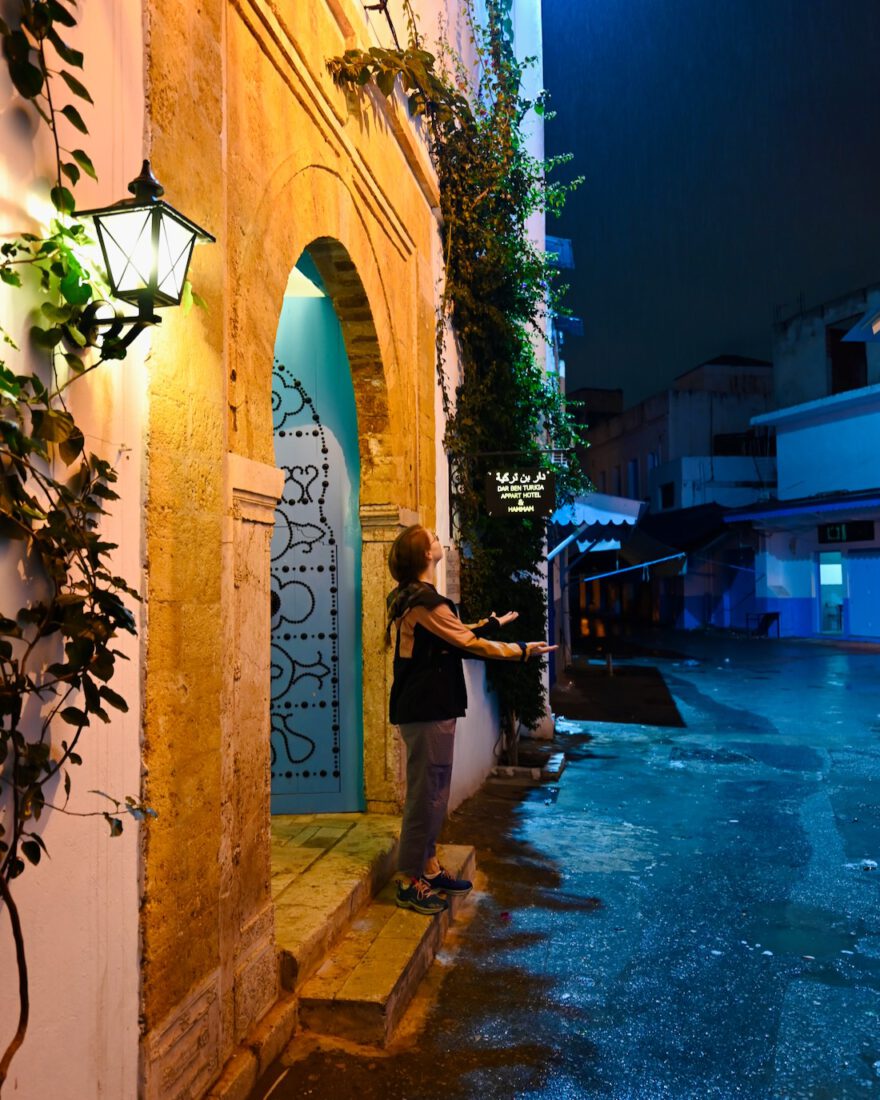 Melanie an der Tür des Dar Ben Turkia in Tunis