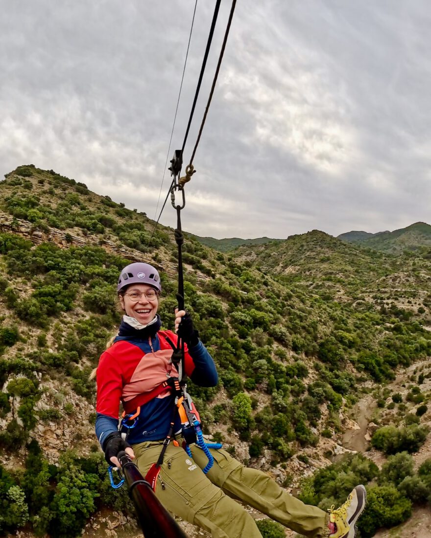 Melanie auf der Zipline in den Bergen von Zaghouan