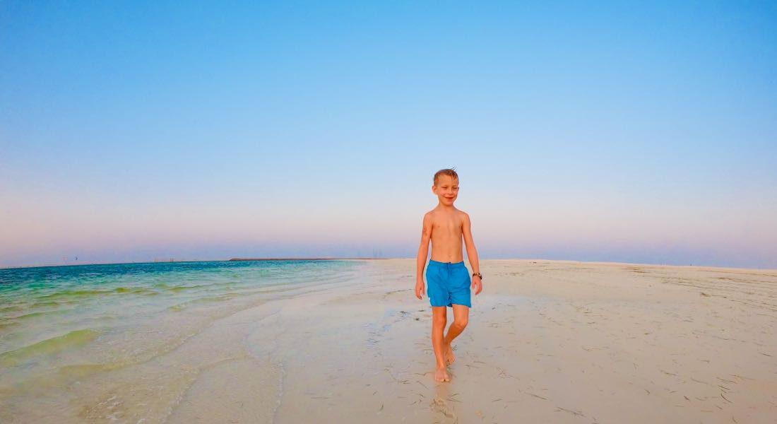 Ben am Strand in Abu Dhabi
