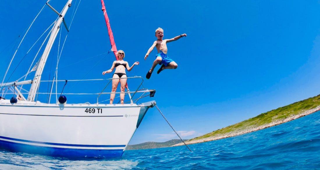 Ben springt vom Boot