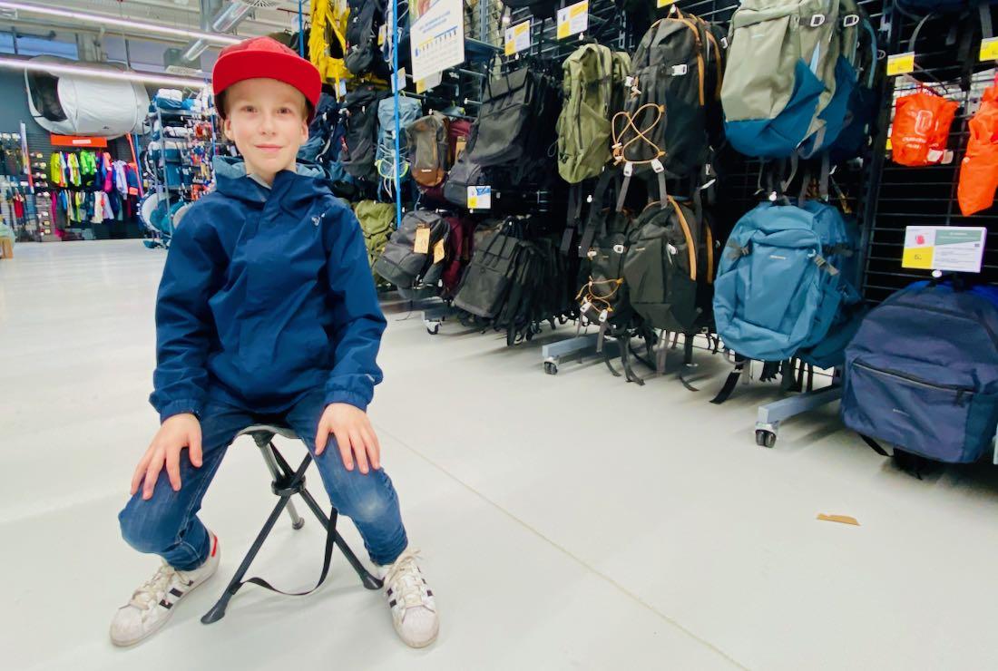 Ben testet einen Camping-Hocker