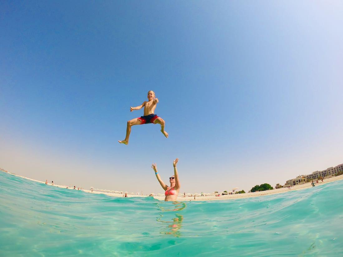 Flo - Jump am Beach in Abu Dhabi
