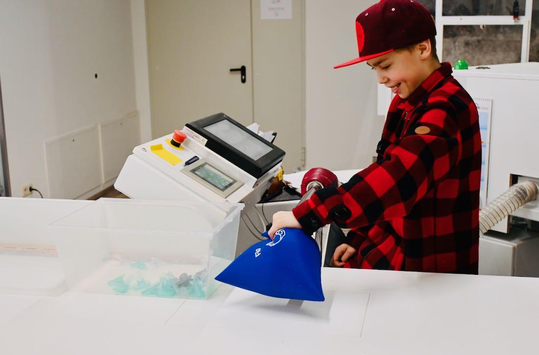 Flo füllt sein eigenes Kissen