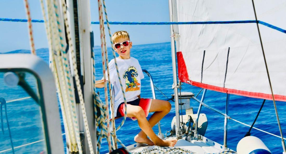 Flo schaut vom Segelboot aufs Meer