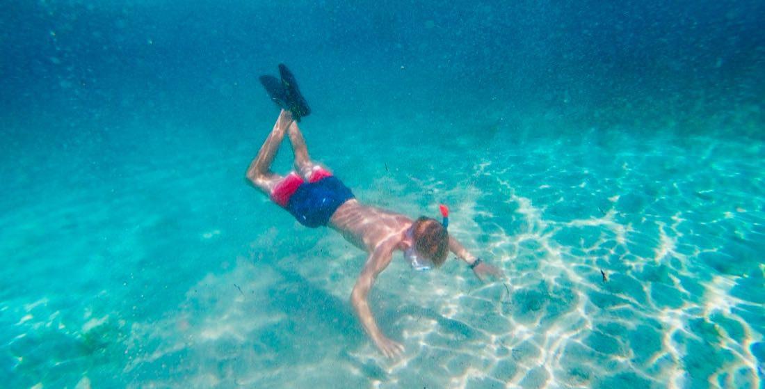 Flo schnorchelt im Mittelmeer in Kroatien