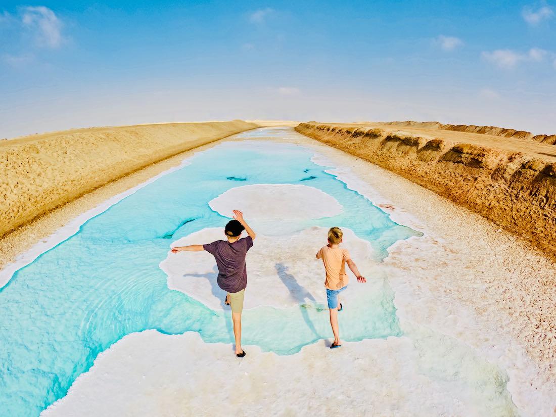 Flo und Ben Springen über die Salzkruste