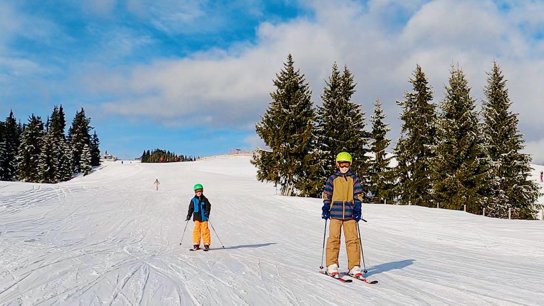 Flo und Ben fahren Ski in der Skiwelt