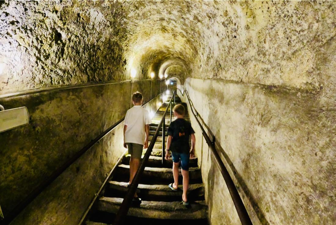 Flo und Ben im Untergrund von Neapel