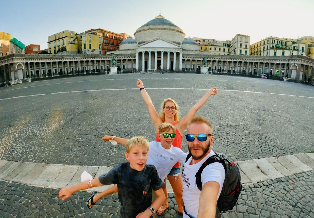 Fravely auf dem Piazza Plebiscito