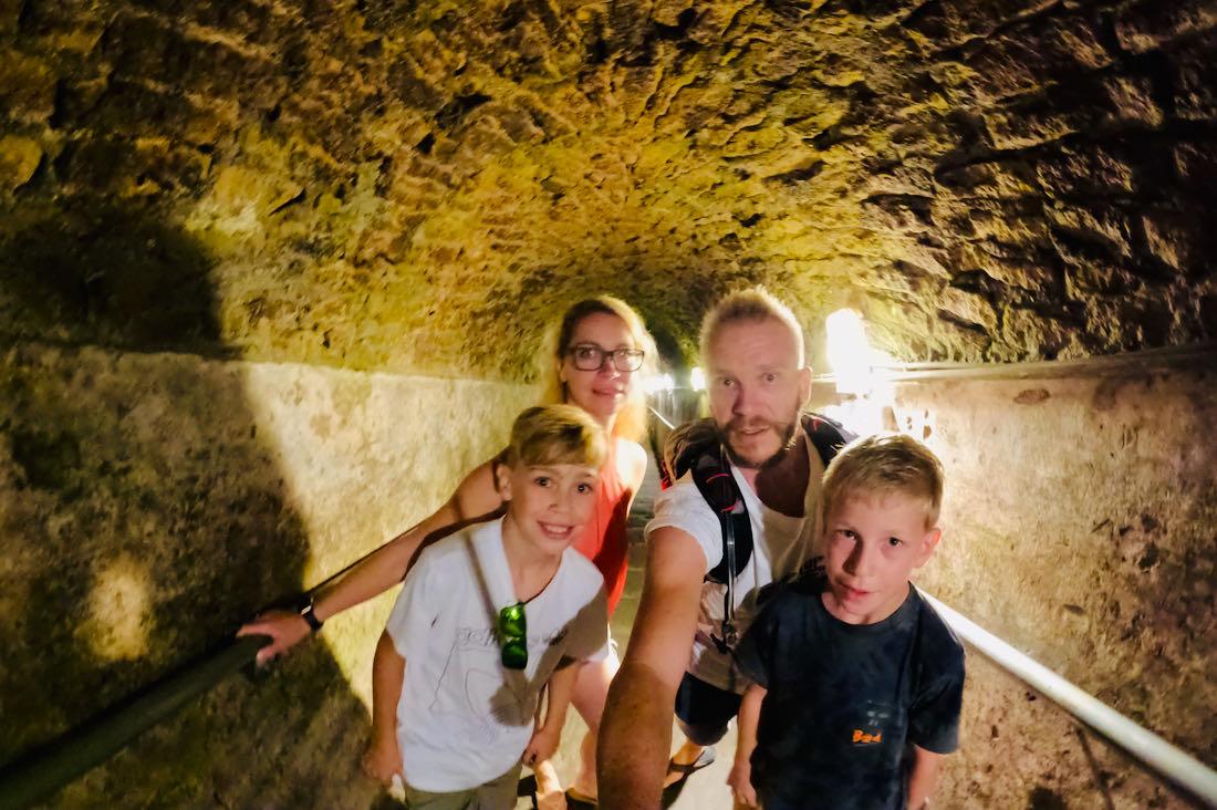 Fravely im Untergrund von Neapel