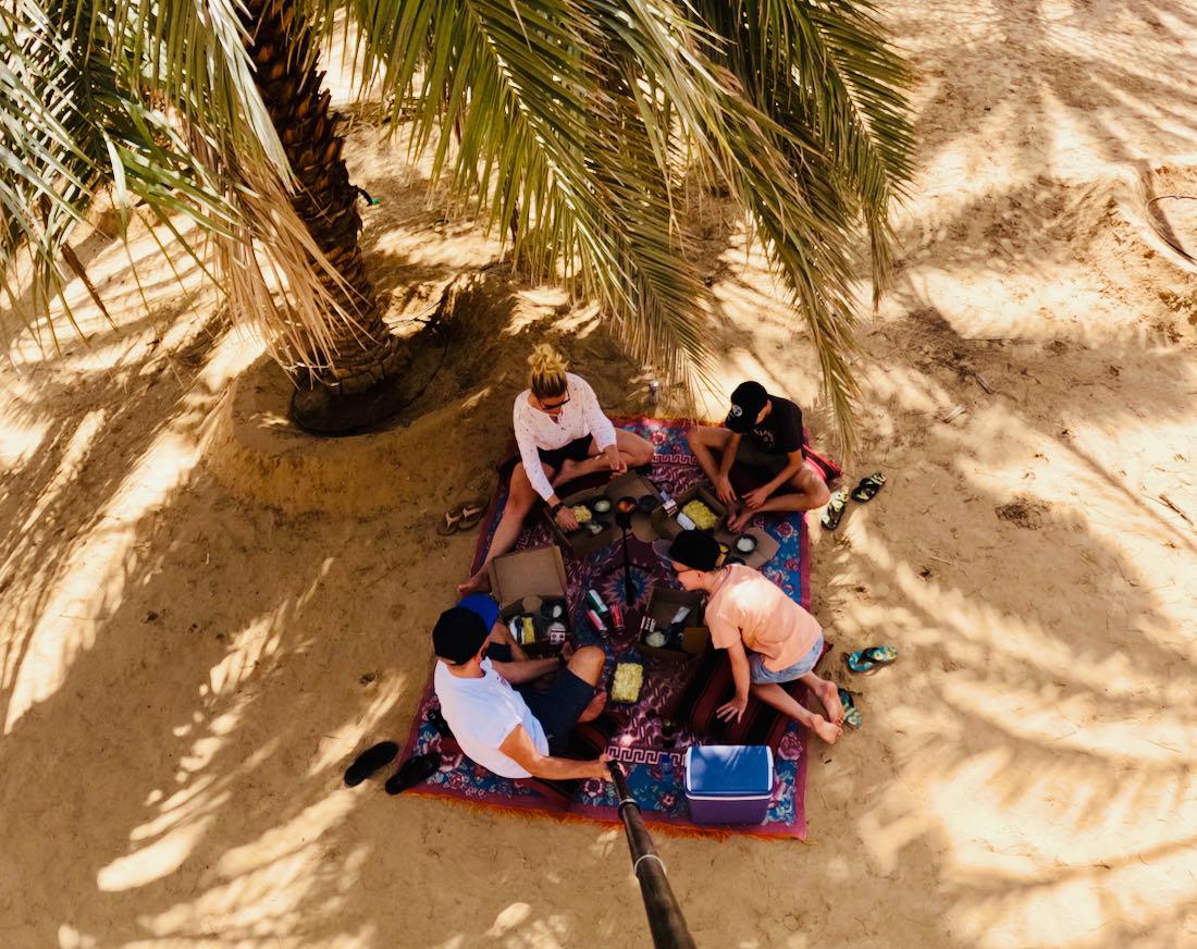 Lunch in der Oase in der Liwa Wüste