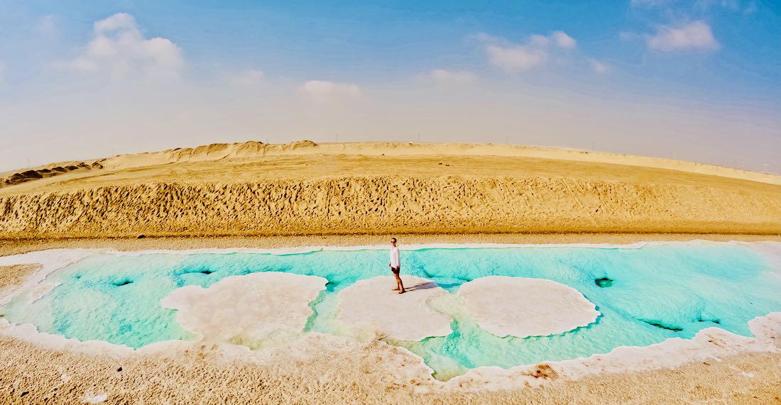 Melanie steht auf dem Al Wathba Long Salt Lake