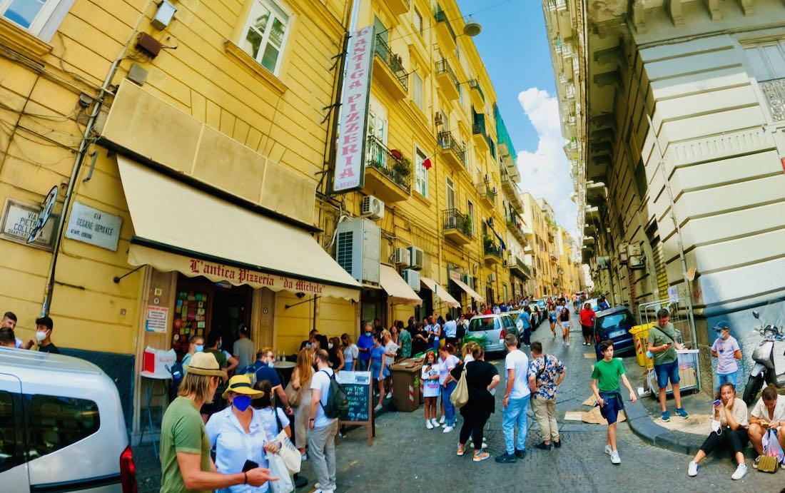 Riesiger Andrang vor L’antica Pizzeria da Michele