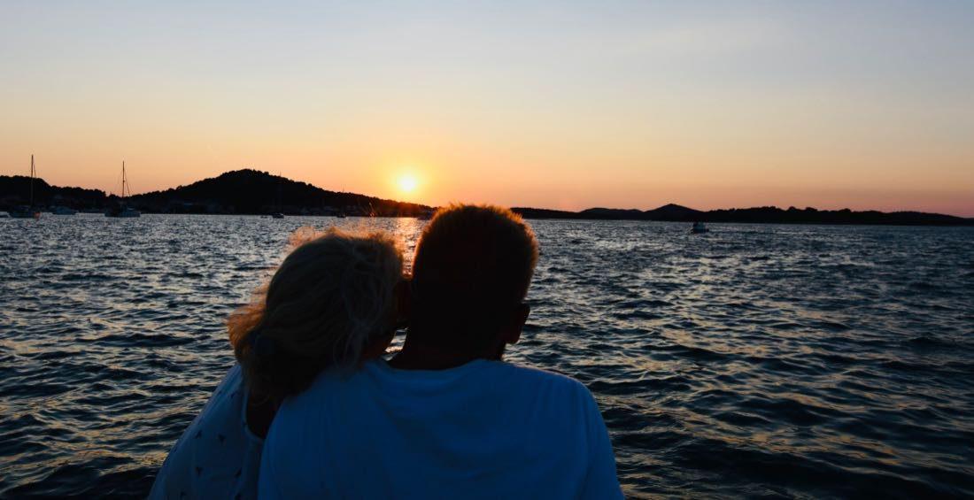 Sonnenuntergang im Hafen in Kroatien 