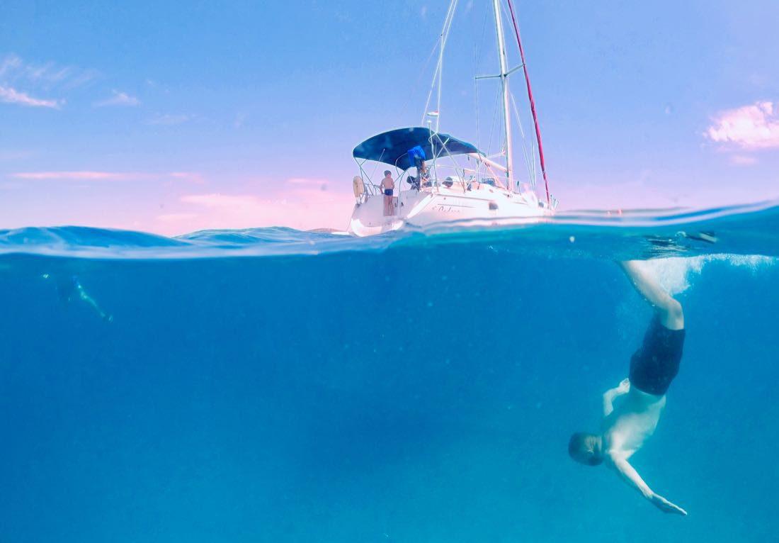 Tauchen am Boot im Mittelmeer