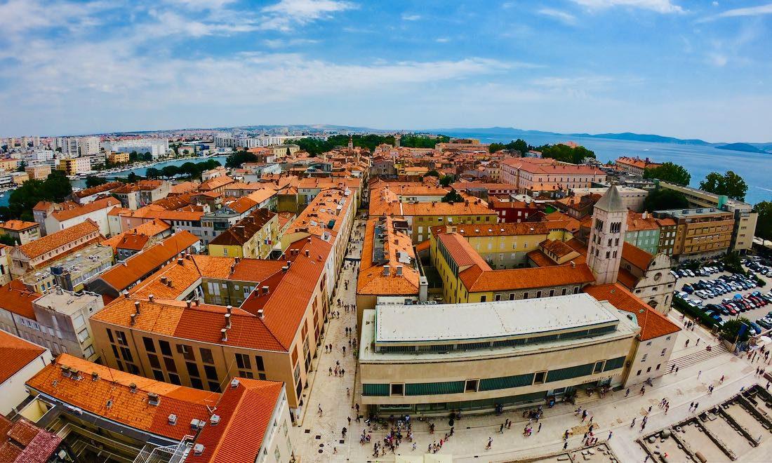 Über den Dächern von Zadar Altstadt in Kroatien